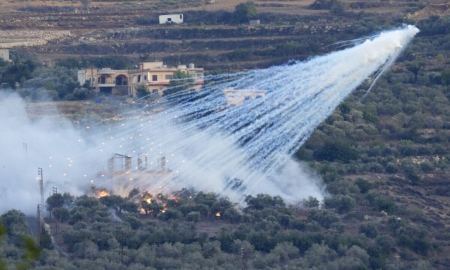 انفجارات نتيجة قصف إسرائيلي على بلدات داخل الحدود اللبنانية 15 من تشرين الأول 2023 (AP)