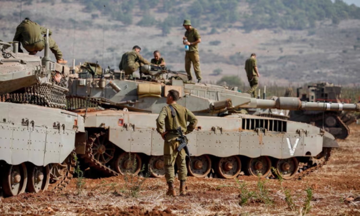 جنود وآليات عسكرية إسرائيلة على حدود لبنان 24 من تشرين الأول 2023 (AFP)