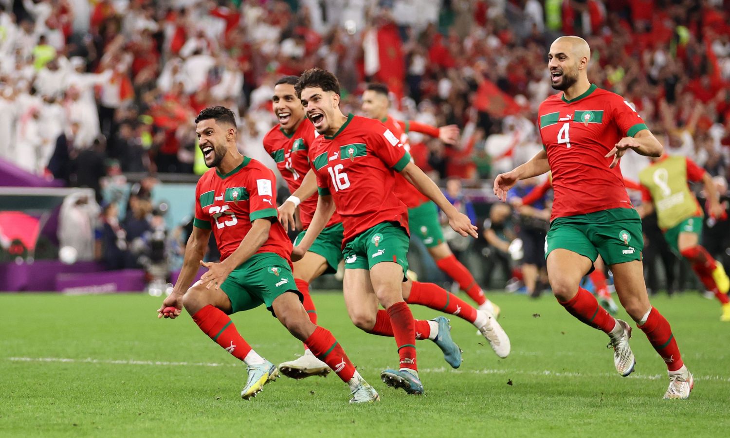 لاعبو المغرب يحتفلون بالفوز على إسبانيا في دور الـ16 بكأس العالم في قطر- 6 من كانون الأول 2022 (getty)