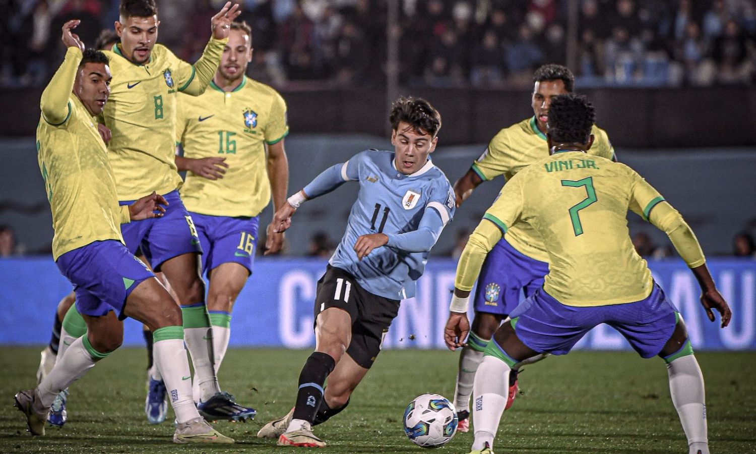 فاكوندو بيليستري لاعب الأورغواي بين لاعبي منتخب البرازيل خلال مباراة ضمن تصفيات كأس العالم - 18 من تشرين الأول 2023 (Facu Pellistri)