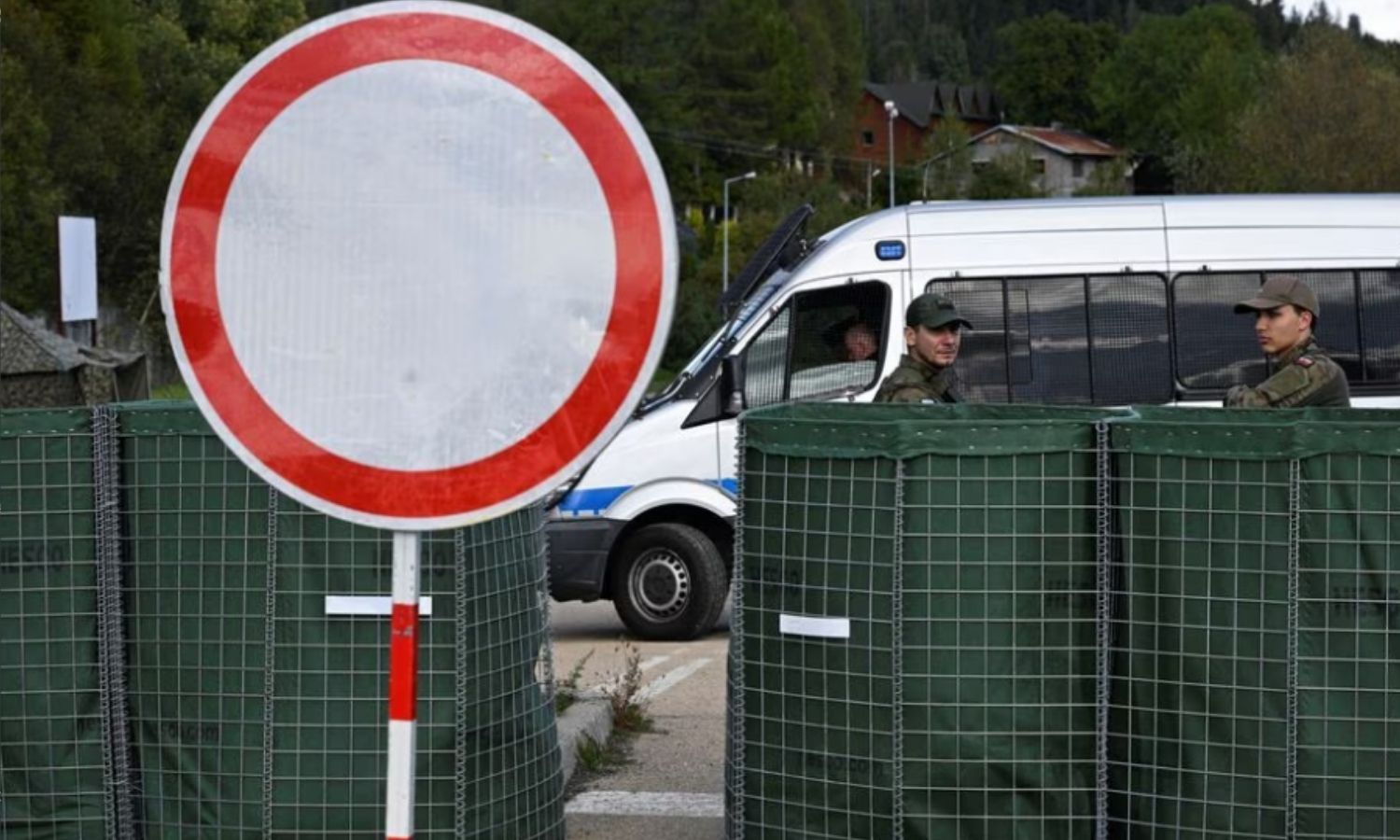 عناصر بولنديون يحرسون نقطة تفتيش على الحدود بين سلوفاكيا وبولندا- 4 من تشرين الأول (رويترز)