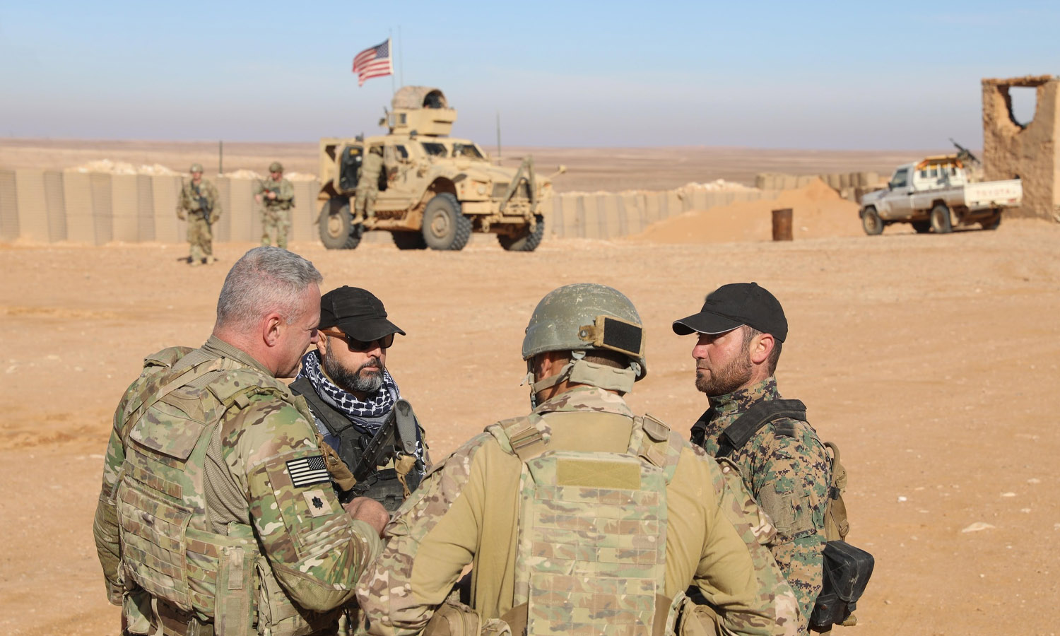 قائد "جيش سوريا الحرة"، فريد القاسم، برفقة ضباط أمريكيين في قاعدة التنف شرقي سوريا- 3 من كانون الثاني 2022 (جيش سوريا الحرة/ فيس بوك)