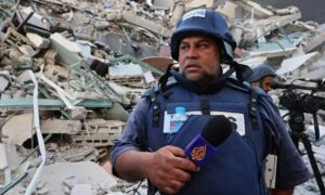 مراسل "الجزيرة" وائل الدحدوح خلال تغطية التصعيد الإسرائيلي على غزة