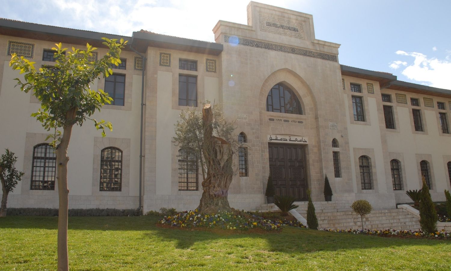 مدخل جامعة "دمشق" في سوريا (موقع الجامعة الرسمي)