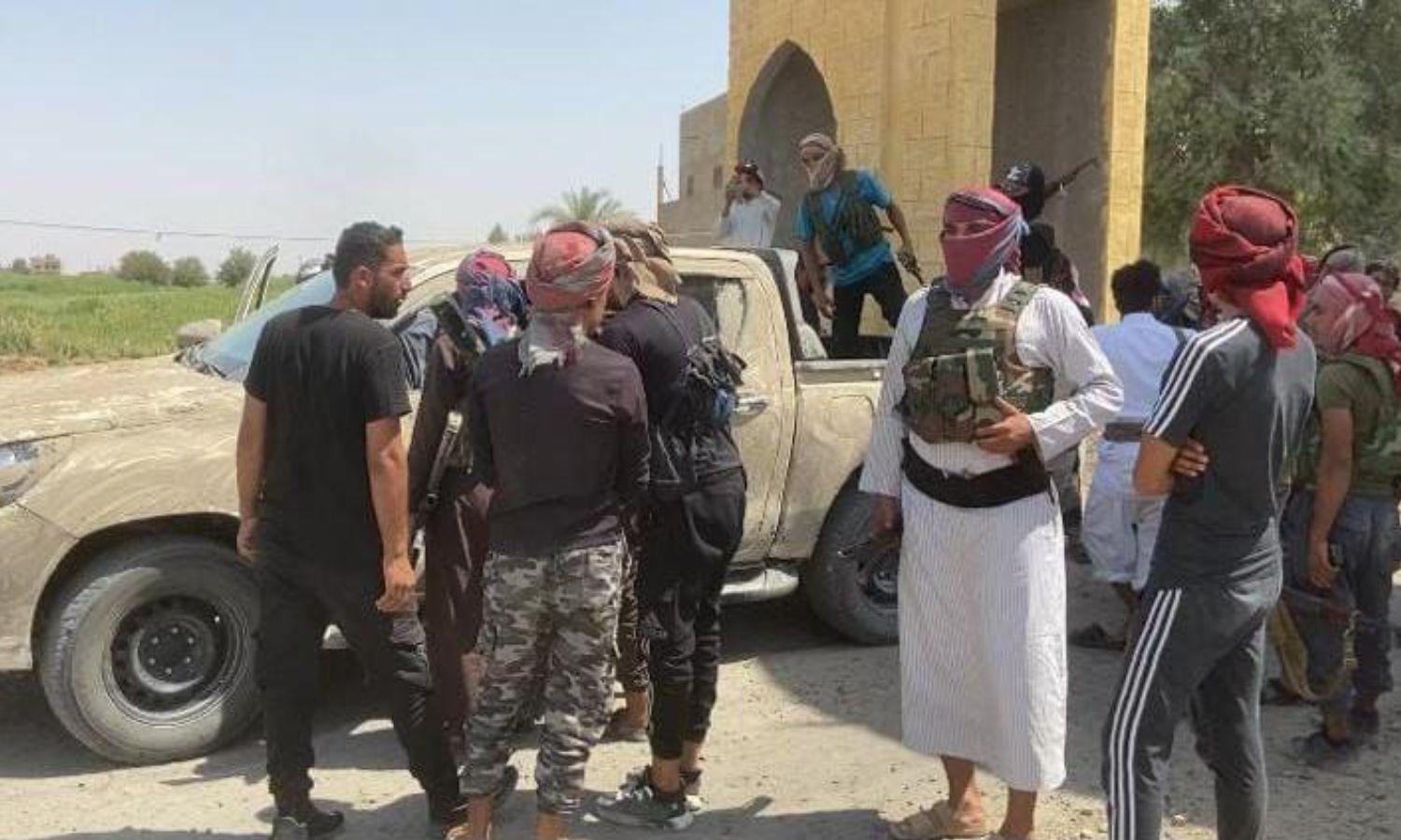مقاتلون من قوات العشائر على مدخل بلدة أبو حمام بريف دير الزور الشرقي- 5 من أيلول 2023 (مصدر محلي لعنب بلدي)