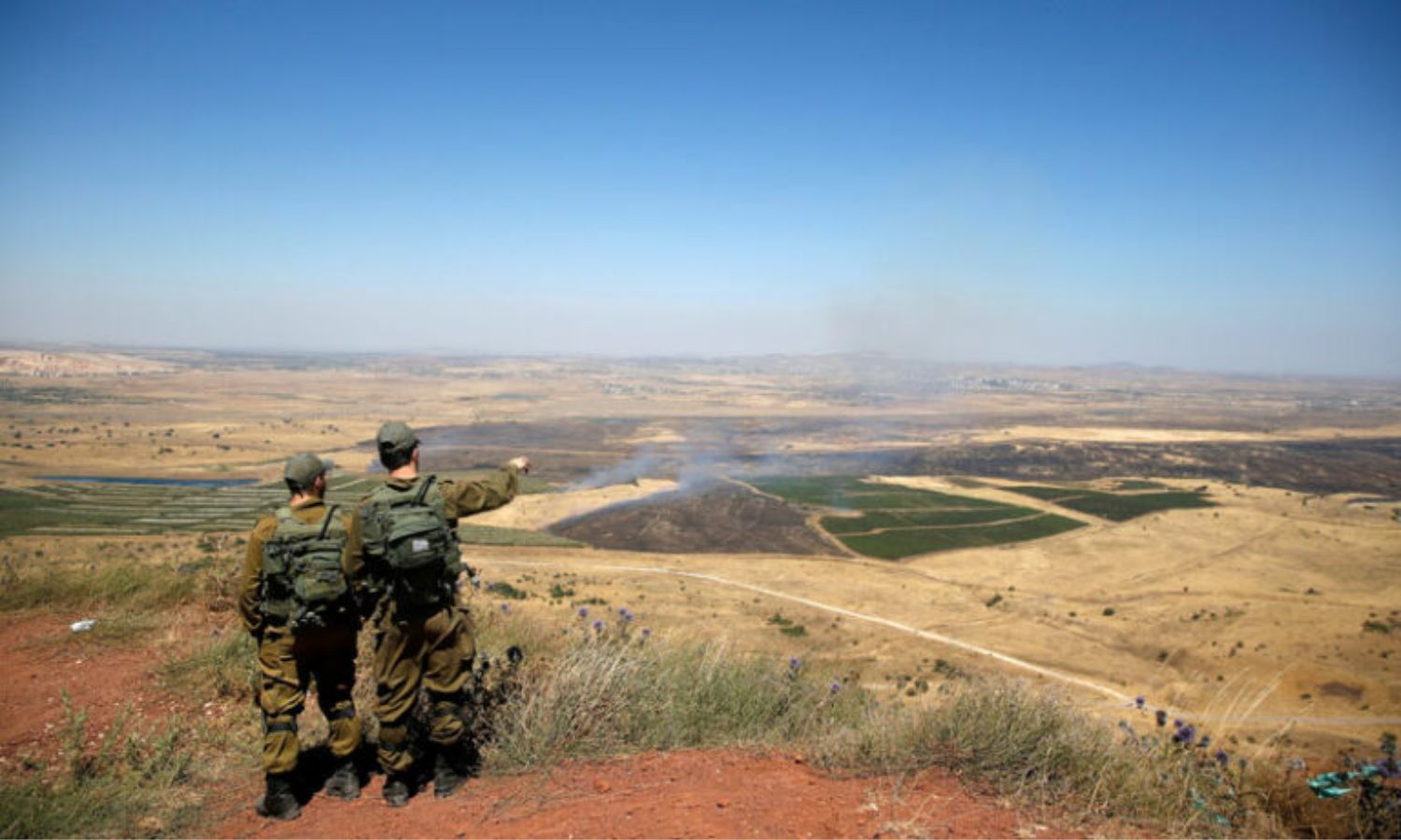 جنود إسرائيليون ينظرون إلى الجانب السوري من مرتفعات الجولان- 7 من تموز 2018 (رويترز)