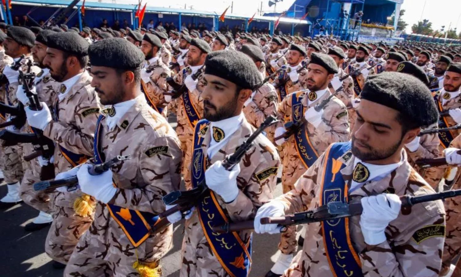 أعضاء من الحرس الثوري الإيراني خلال عرض عسكري سنوي لإحياء ذكرى اندلاع الحرب العراقية- الإيرانية- 22 من أيلول 2018 (AFP)