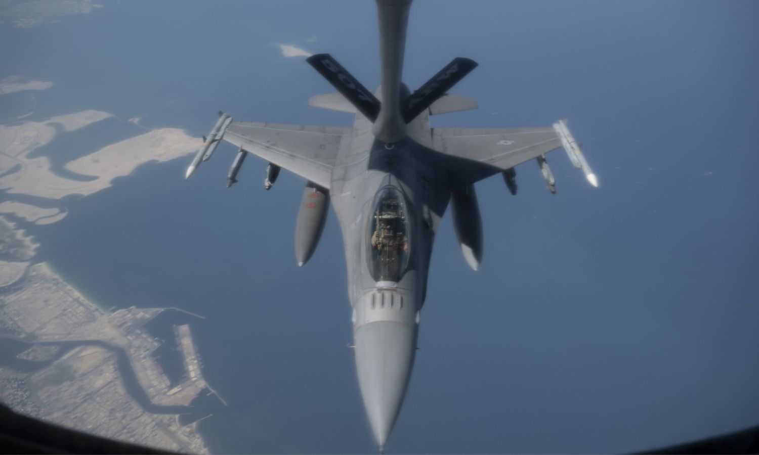 مقاتلة أمريكية تتزود بالوقود جوًا في مضيف الهرمز- 5 من تشرين الأول 2023 (سينتكوم)