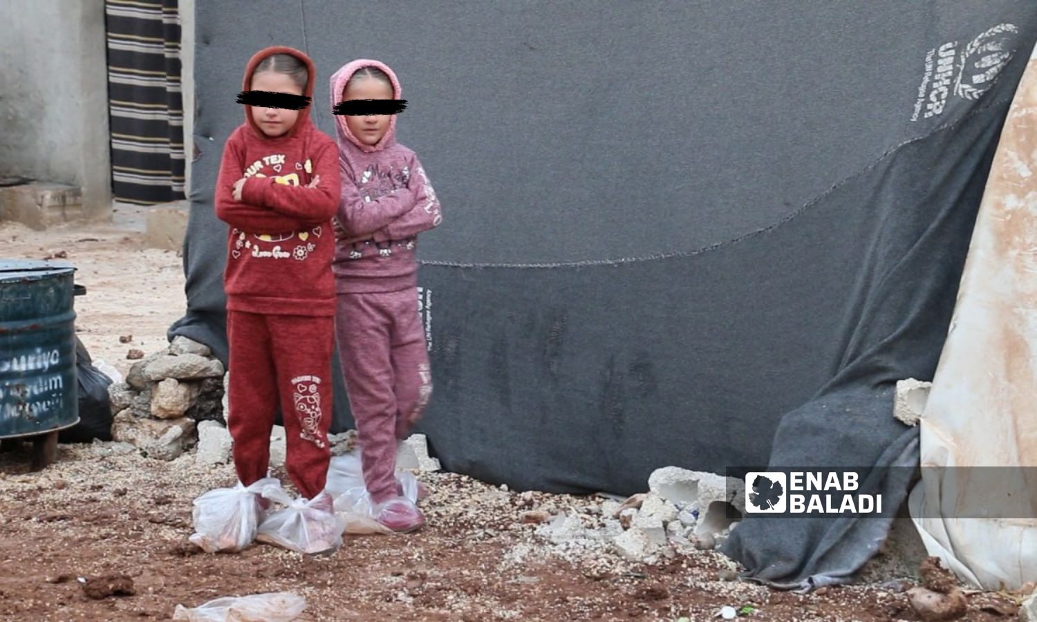 طفلتان سوريتان في مخيم للنازحين بمدينة اعزاز شمالي محافظة حلب- 19 من تشرين الثاني 2023 (عنب بلدي/ ديان جنباز)