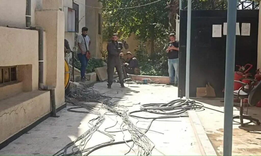 خلال عمليات إعادة تجهيز غرفة التجربة بعد الحريق الذي وقع في مبنى البريد بدير الزور- 24 من تشرين الثاني 2023 (تلفزيون الخبر)