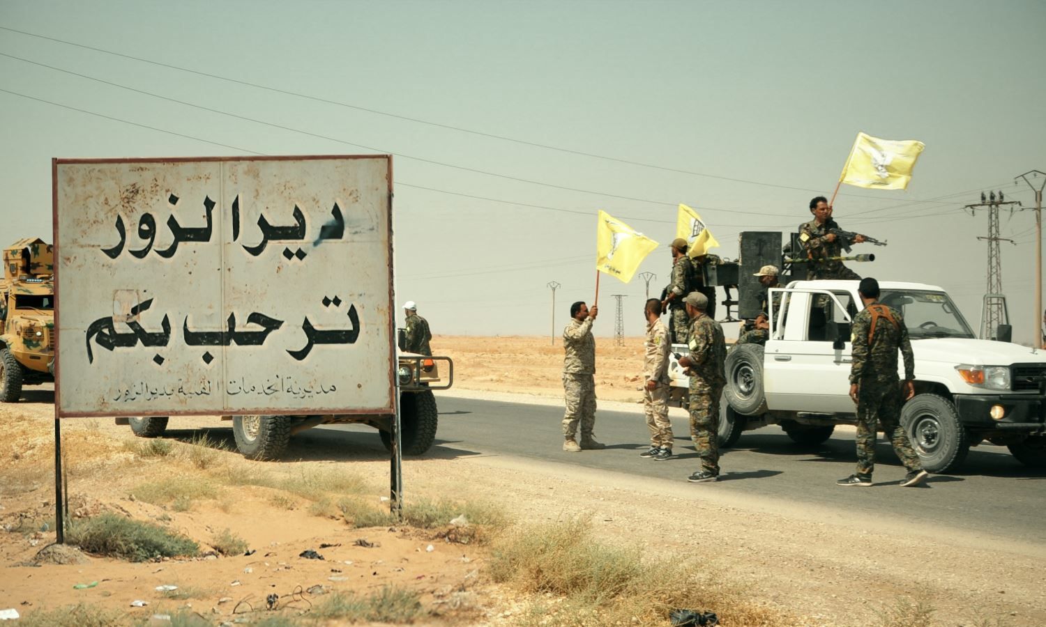 مقاتلون من قسد على مدخل دير الزور شرقي سوريا (روداو)
