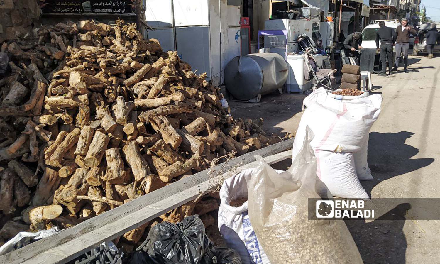 مركز لبيع الحطب من مدينة بنش بريف إدلب شمالي سوريا - 21 من تشرين الثاني (عنب بلدي/ شمس الدين مطعون)