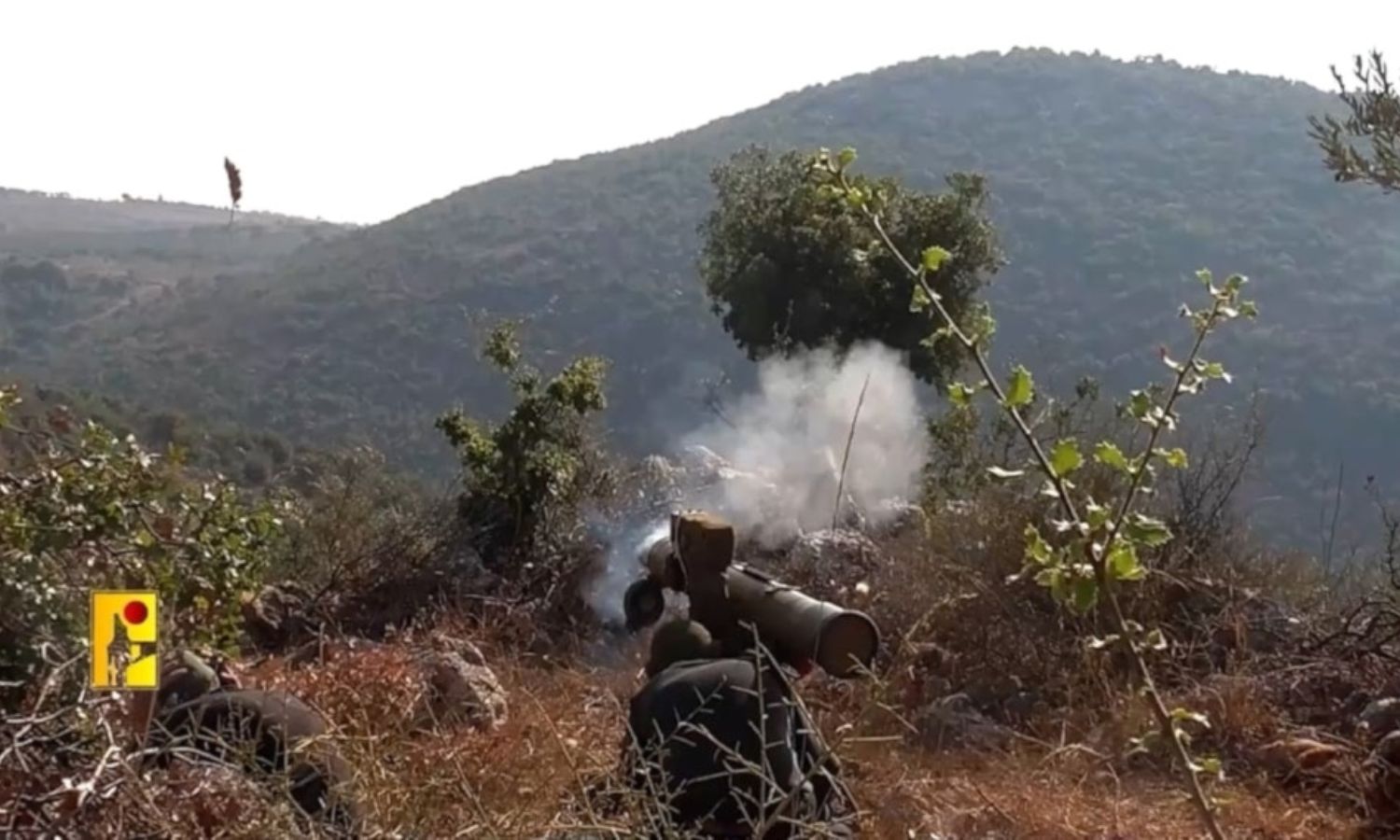 مقاتل من حزب الله يطلق صاروخًا باتجاه موقع عسكري إسرائيلي داخل فلسطين المحتلة 20 من تشرين الثاني 2023 (المنار)
