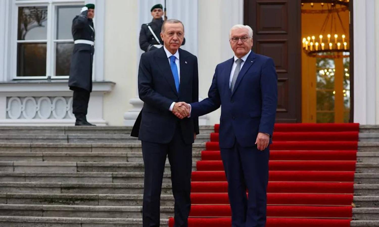 الرئيس الألماني فرانك فالتر شتاينماير (يمين) و الرئيس التركي رجب طيب أردوغان (يسار) في قصر بولفيو في برلين 17 من تشرين الثاني 2023 (رويترز)