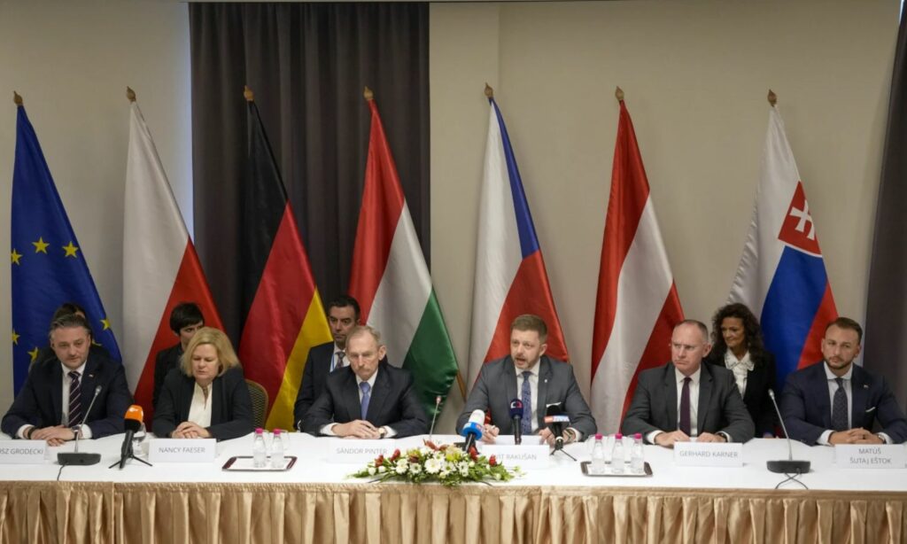 وزراء الداخلية بولندا وألمانيا والمجر والتشيك والنمسا وسلوفاكيا يحضرون مؤتمرًا صحفيًا بعد اجتماعهم في المجر-  27 تشرين الثاني 2023 (AP)