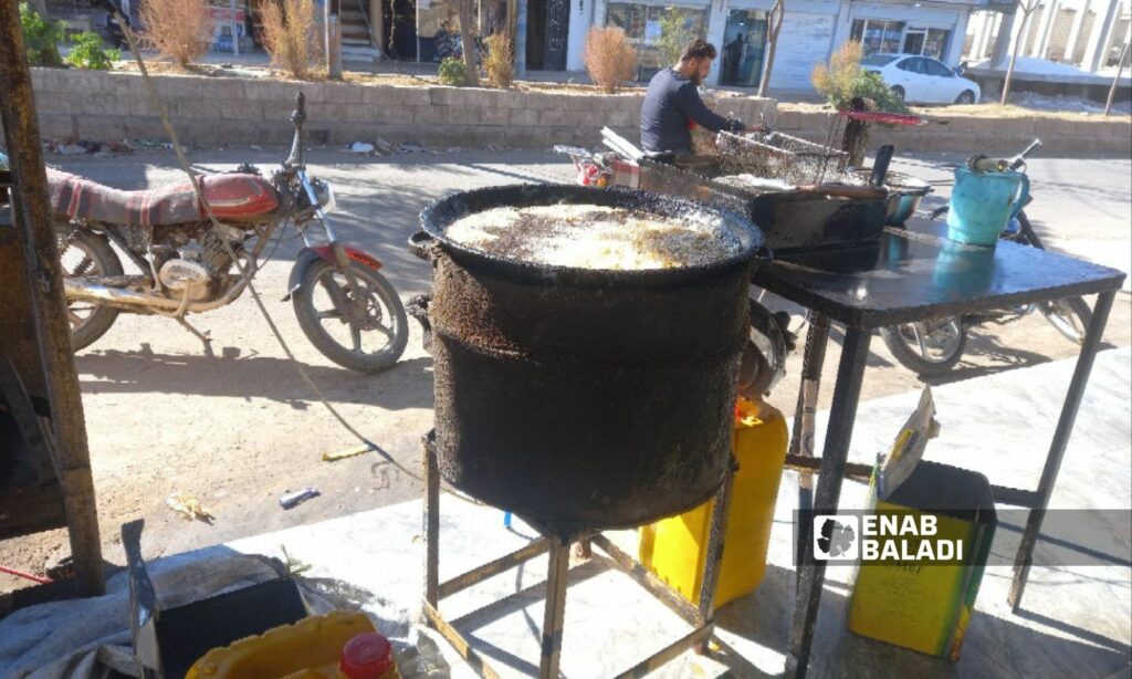مطعم في بلدة المزيريب في ريف درعا الغربي - 27 من نيسان 2023 (عنب بلدي / حليم محمد)