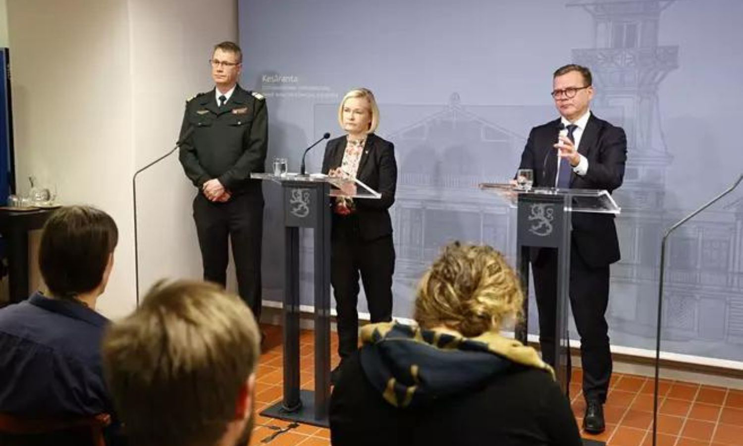 رئيس الوزراء بيتري أوربو، ووزيرة الداخلية ماري رانتانين، وحرس الحدود ماركو حسين، في مؤتمر صحفي - 22 من تشرين الثاني 2023 (Juha Salminen/HS)