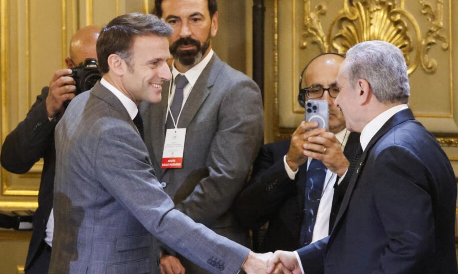 الرئيس الفرنسي إيمانويل ماكرون يستقبل رئيس الحكومة الفلسطينية محمد الشطيح في باريس- 9 من تشرين الثاني 2023 (AFP)