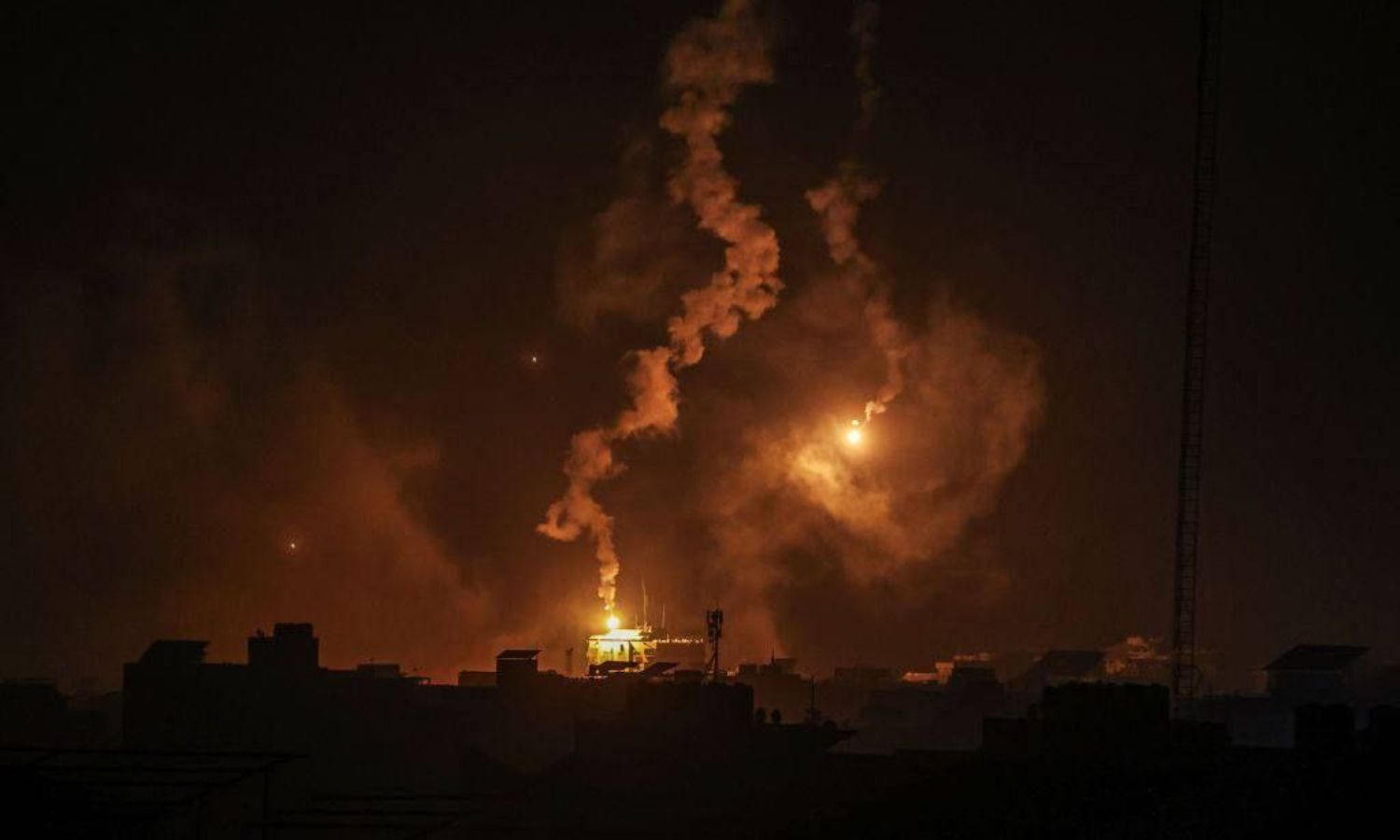 آثار القصف الإسرائيلي المتواصل على قطاع غزة لليوم الـ34 على التوالي- 8 من تشرين الثاني 2023 (غزة الآن)