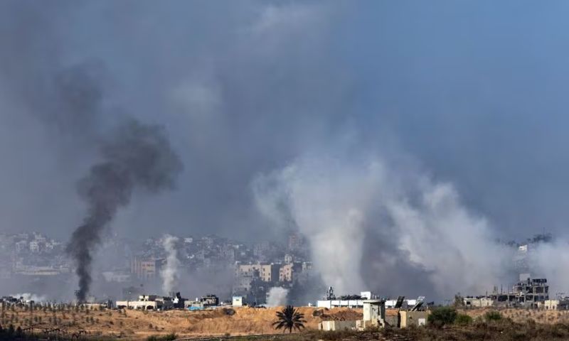 دخان يتصاعد من قصف إسرائيلي لمناطق شمالي قطاع غزة- 10 تشرين الثاني 2023 (رويترز)