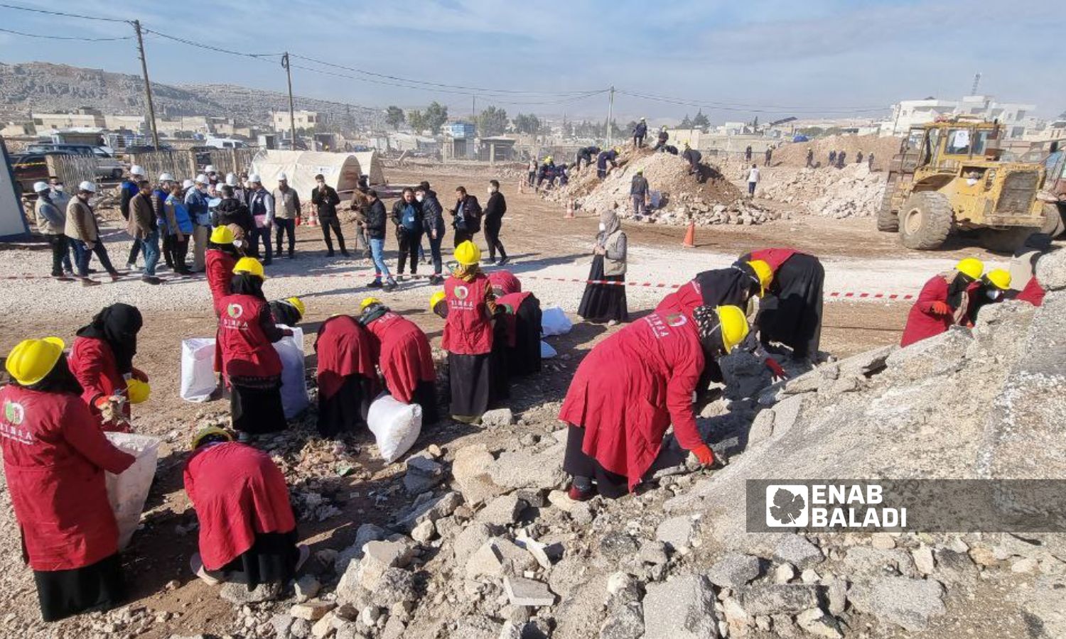 عمال يعيدون تدوير أنقاض خلال زيارة وفد أممي شمالي إدلب - 29 من تشرين الثاني 2023 (عنب بلدي/ أنس الخولي)
