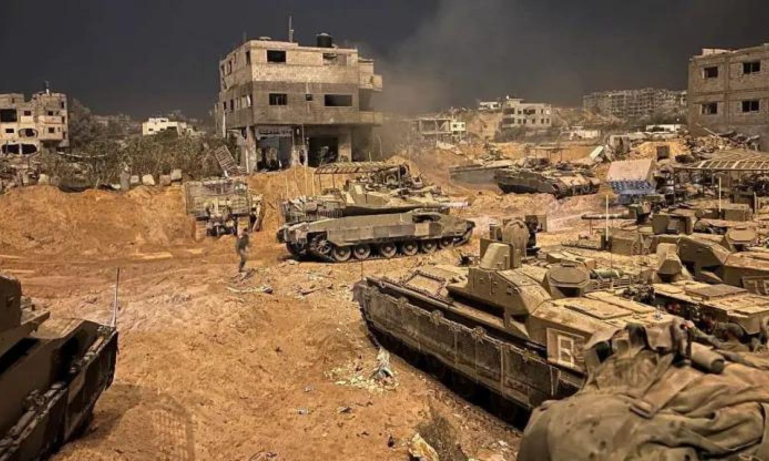 قوات تابعة للاحتلال الإسرائيلي على تخوم مدينة غزة 1 من تشرين الثاني 2023 (رويترز)