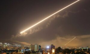 من محاولات أسلحة الدفاع الجوي التصدي لهجوم إسرائيلي في سماء العاصمة دمشق (AP Photo / Hassan Ammar)
