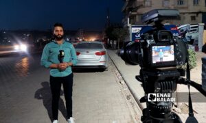 مراسل عنب بلدي خلال تغطية إعلامية في ريف حلب – 10 من تشرين الثاني 2023 (عنب بلدي)