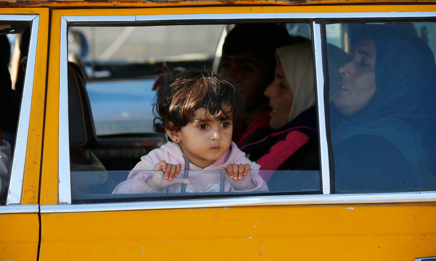 طفلة فلسطينية نازحة مع عائلتها في غزة جراء القصف الإسرائيلي- 22 من تشرين الثاني 2023 (أونروا)