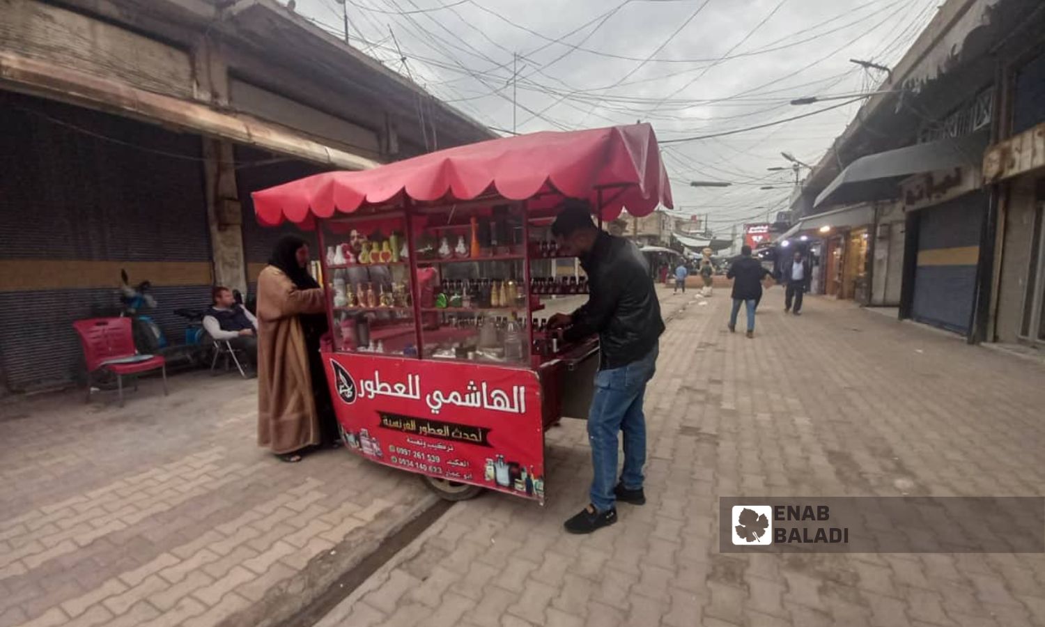 عربة لبيع العطور
في مدينة القامشلي 15 تشرين الثاني 2023(عنب بلدي/ريتا الأحمد)