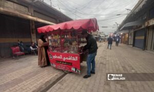 عربة لبيع العطور في مدينة القامشلي - 15 من تشرين الثاني 2023 (عنب بلدي/ريتا الأحمد)