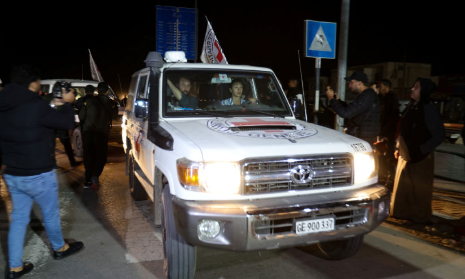 سيارة تابعة للصليب الأحمر تنقل محتجزين جنوبي غزة- 26 من تشرين الثاني 2023 (روتيرز)