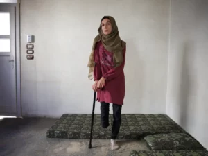 ريما حاج حسين، البالغة من العمر ١٥ عامًا بترت ساقها جراء الزلزال الذي ضرب جنوب تركيا وشمال سوريا - ١٠ آب ٢٠٢٣ (الجزيرة)