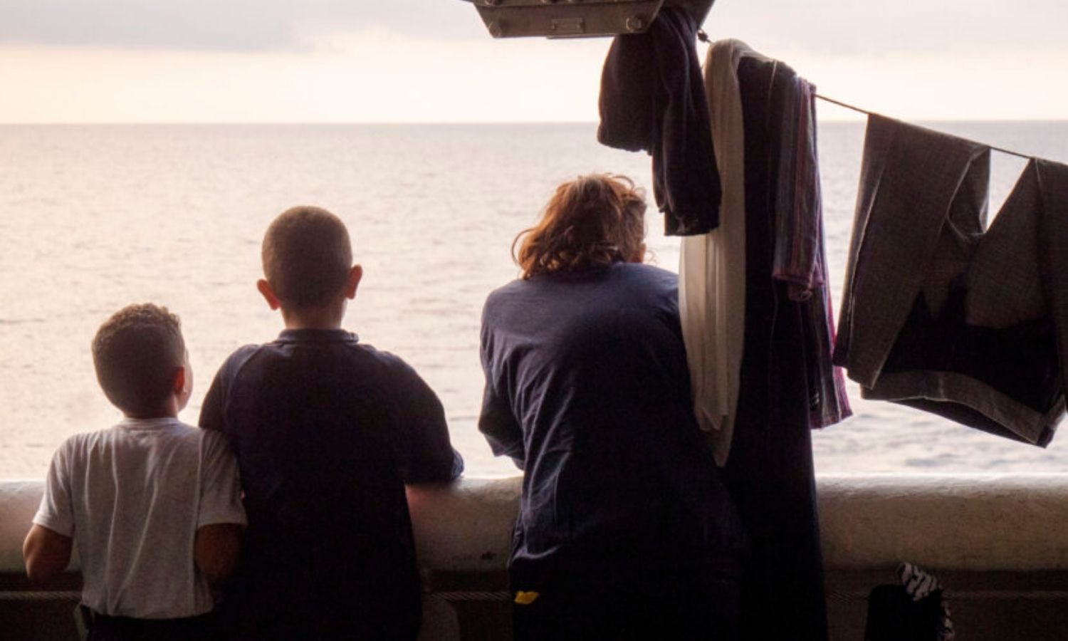 امرأة سورية تقف مع أطفالها على متن السفينة بعد أن وصلت إيطاليا_ 8 من تشرين الأول 2023 (AP)