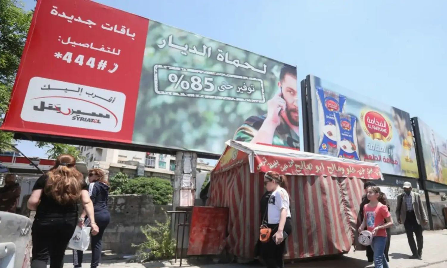 لوحة إعلانية لشركة "سيريتل"، أكبر مشغل للهاتف المحمول في سوريا، في العاصمة السورية دمشق- 2020 (AFP)