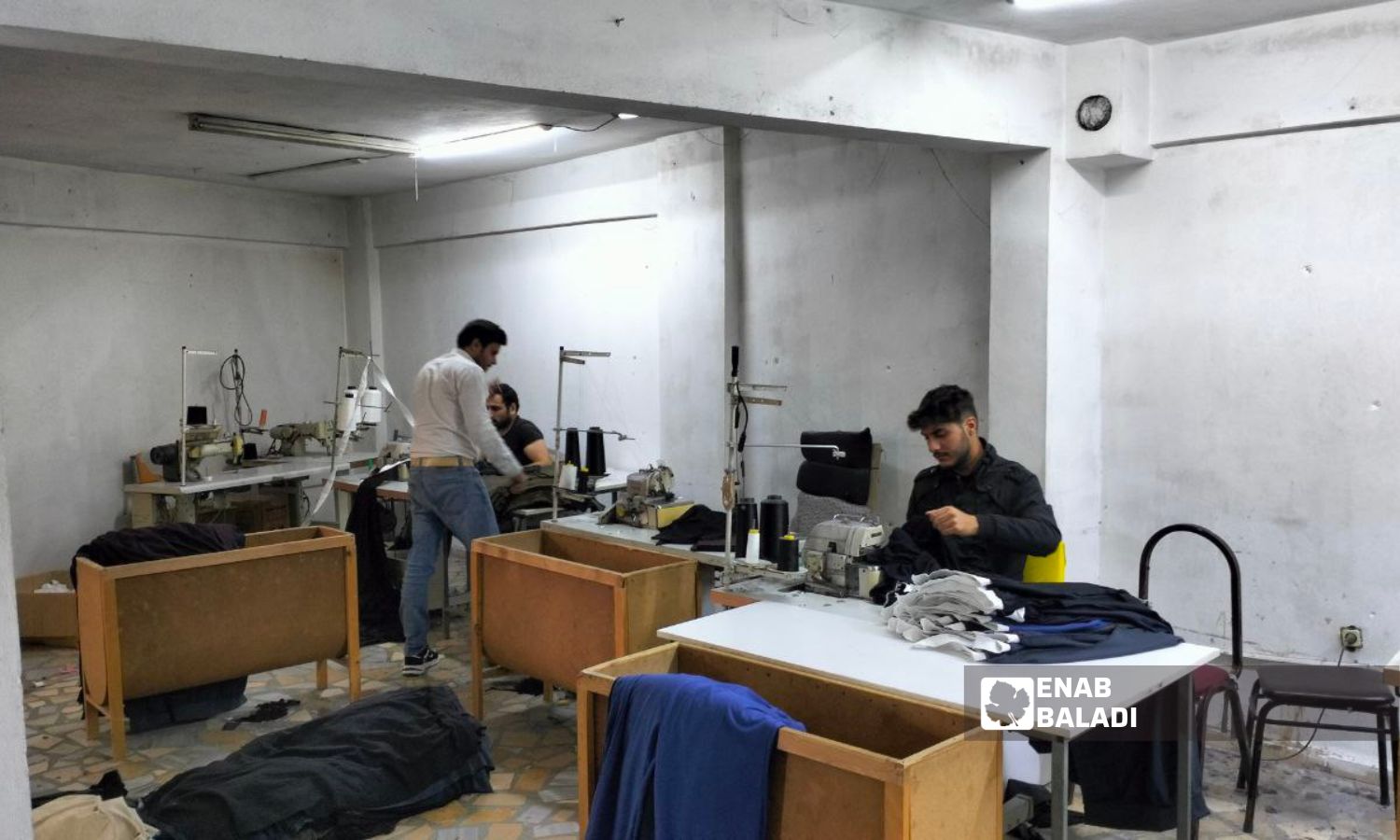 ورشة خياطة في اسطنبول لم يعد فيها سوى عاملين بالإضافة لصاحب الورشة بعد تراجع العمل في هذا القطاع- 22 تشرين الثاني 2023 (عنب بلدي)