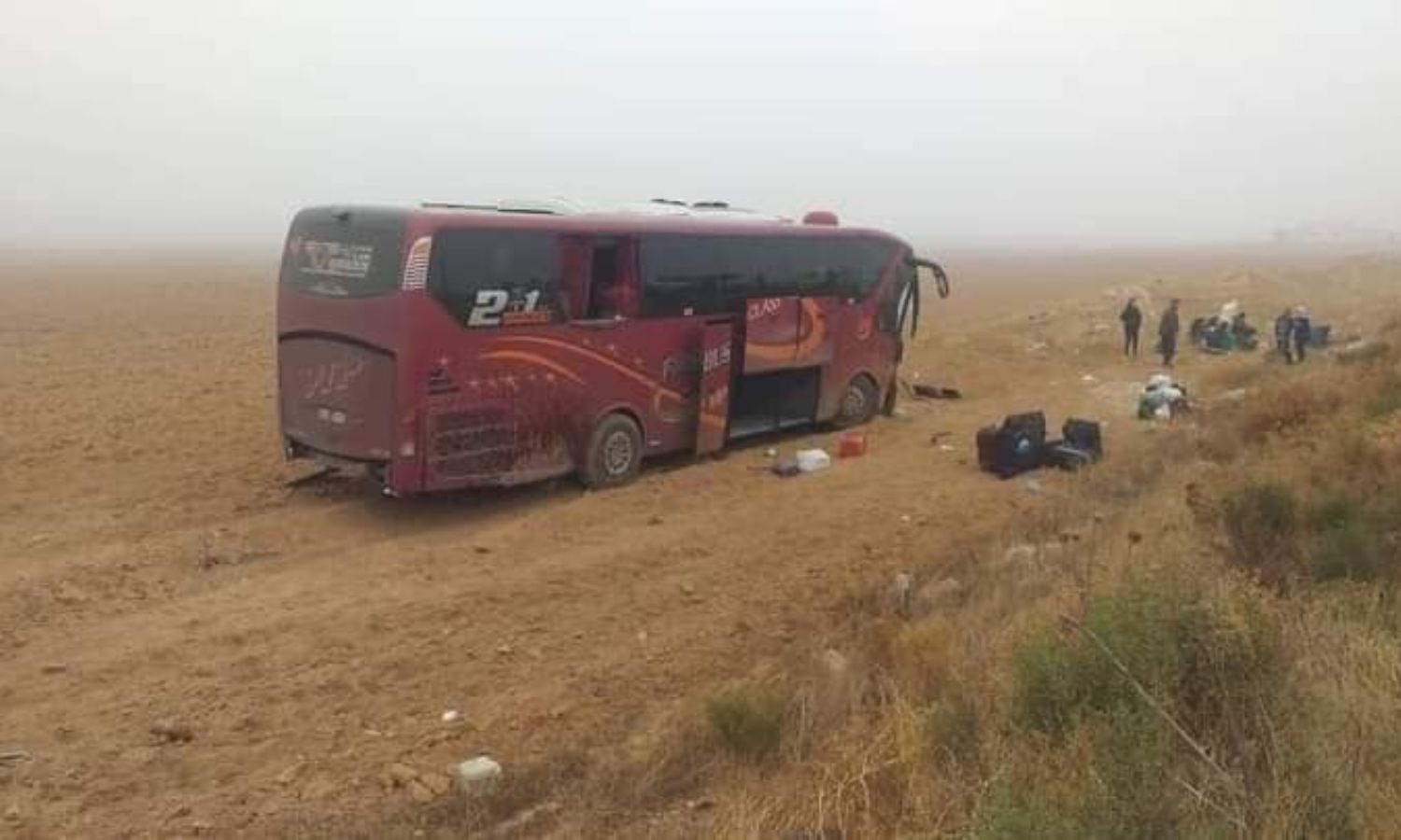حافلة الركاب التي انقلبت على طريق (سلمية- حمص)- 15 من تشرين الثاني 2023 (وزارة الداخلية/ فيس بوك)
