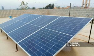 مجموعة من ألواح الطاقة الشمسية على سطح أحد المنازل في ريف دير الزور الشرقي- 15 من تشرين الثاني (عنب بلدي/ عبادة الشيخ)