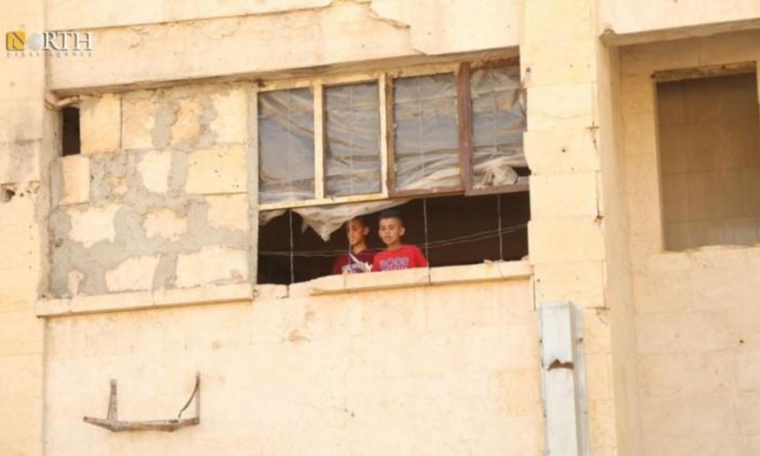 أطفال في مدرسة قرية الأحداث في ريف حلب الشمالي (نورث برس)