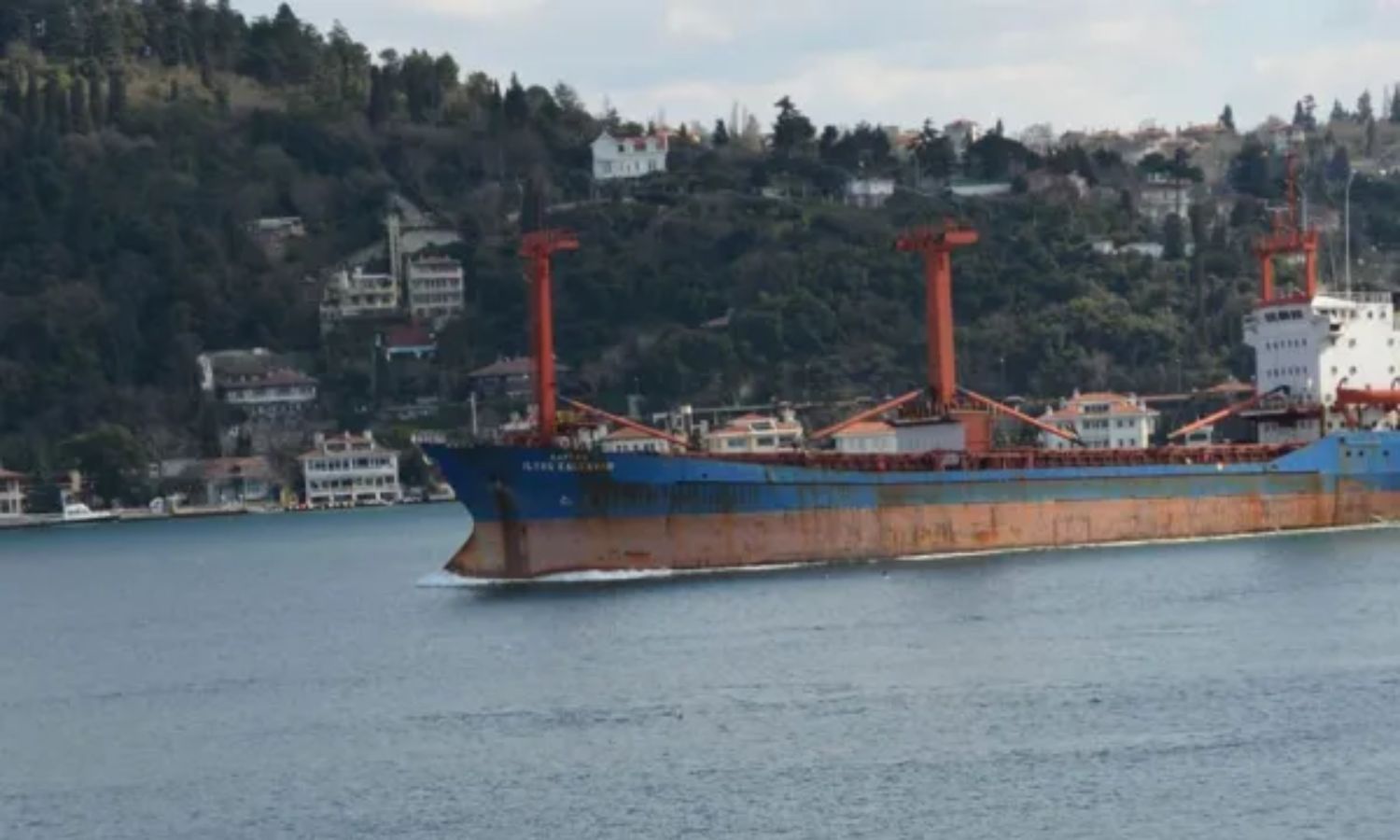 سفينة شحن غرقت بالقرب من جزيرة ليسفوس اليونانية- 26 من تشرين الثاني 2023 (aeolos tv)
