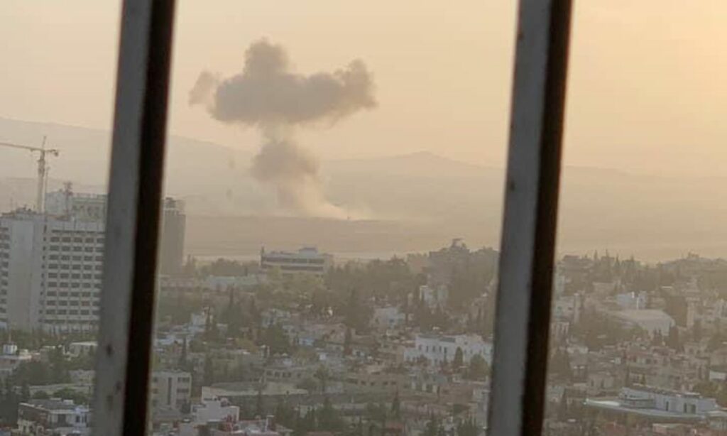 تصاعد الدخان إثر قصف إسرائيلي استهدف مطار دمشق الدولي- 26 من تشرين الثاني 2023 (Qalaat Al Mudiq/ إكس)