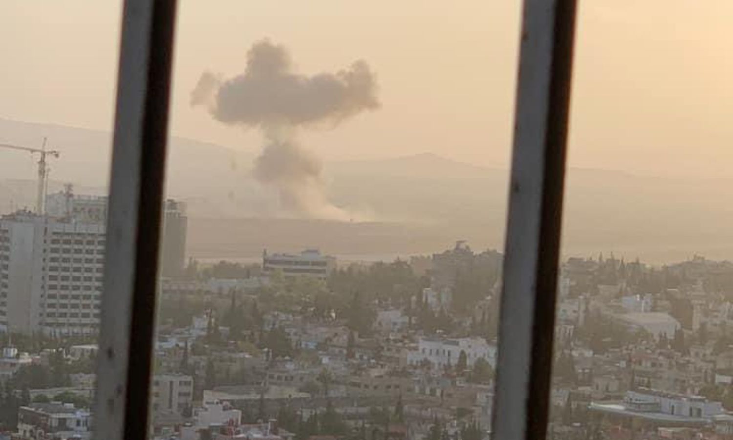 تصاعد الدخان إثر قصف إسرائيلي استهدف مطار دمشق الدولي- 26 من تشرين الثاني 2023 (Qalaat Al Mudiq/ إكس)