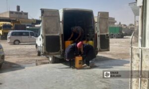 فتيات يحملن مواد تنظيف في مدينة القامشلي 10 آب 2023( عنب بلدي/ريتا الأحمد)