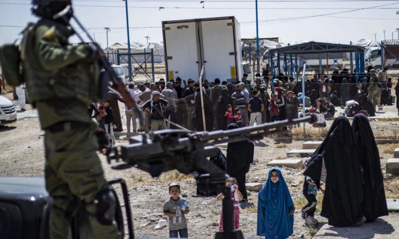 عنصر من "قسد" يتولى الحراسة في مخيم "الهول" بشمال شرقي سوريا- 3 أيلول 2023 (AFP)