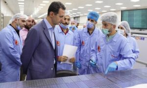 رئيس النظام السوري بشار الأسد في الشركة السورية لإنتاج اللواقط الكهروضوئية في اللاذقية آب 2023 (رئاسة الجمهورية فيس بوك)