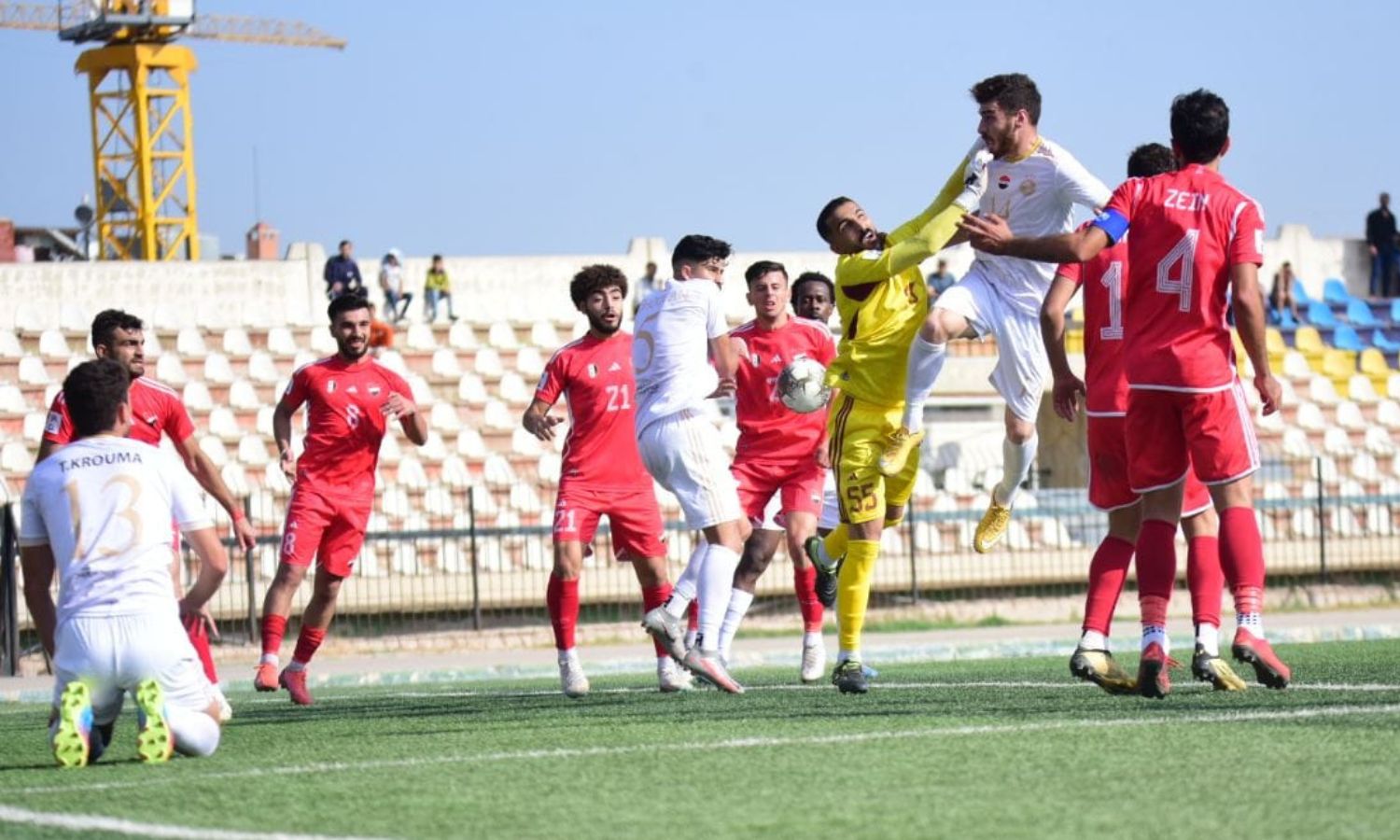 لاعبو نادي الفتوة وأهلي حلب خلال مباراة في الجولة الرابعة من الدوري السوري الممتاز لكرة القدم - 2 من تشرين الثاني 2023 (نادي الفتوة)