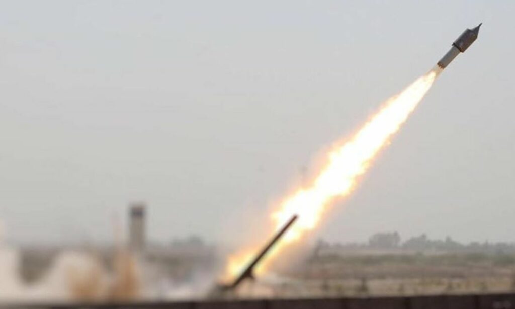 صاروخ بركان الذي أطلقه حزب الله باتجاه مواقع عسكرية إسرائيلية في 20 من تشرين الثاني 2023 (ليبانون ديببت)