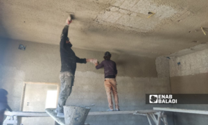 عمال بناء في أحد المنازل في ريف درعا الغربي- في 25 تشرين الأول 2023 (عنب بلدي/حليم محمد)