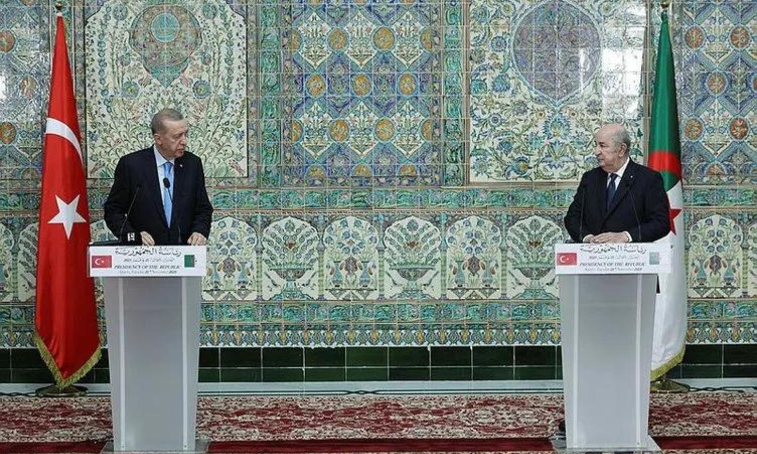 عبد المجيد تبون (يمين) ورجب طيب أردوغان (يسار) خلال مؤتمر صحفي في الجزائر 21 من تشرين الثاني 2023 (الشروق)