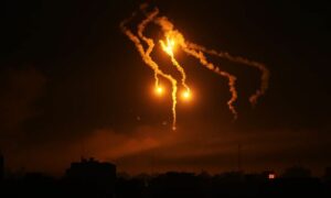 قنابل مضيئة في سماء غزة ألقاها الطيران الإسرائيلي- 31 من تشرين الأول 2023 (غزة الآن)